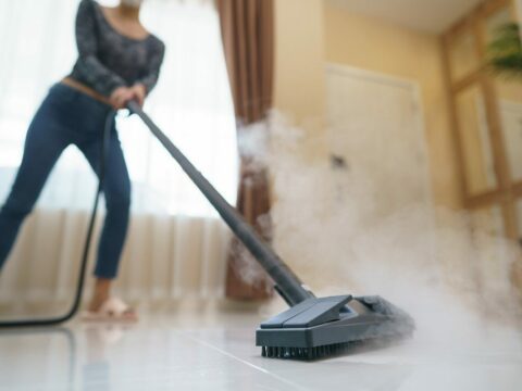 balai vapeur sur carrelage