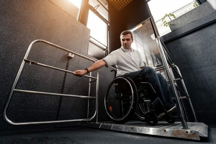 Où installer un mini-ascenseur dans sa maison ? Conseils et règles à suivre