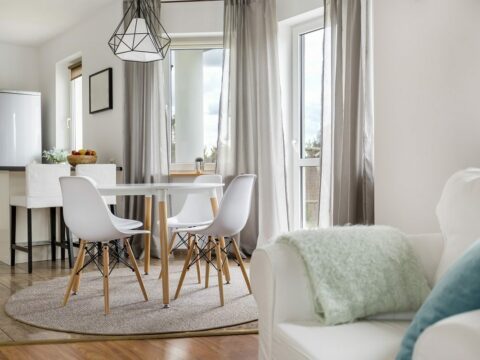 Comment aménager un salon avec cuisine ouverte : 10 règles à suivre