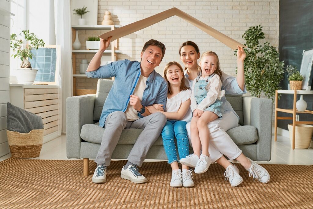 famille heureuse maison protégée