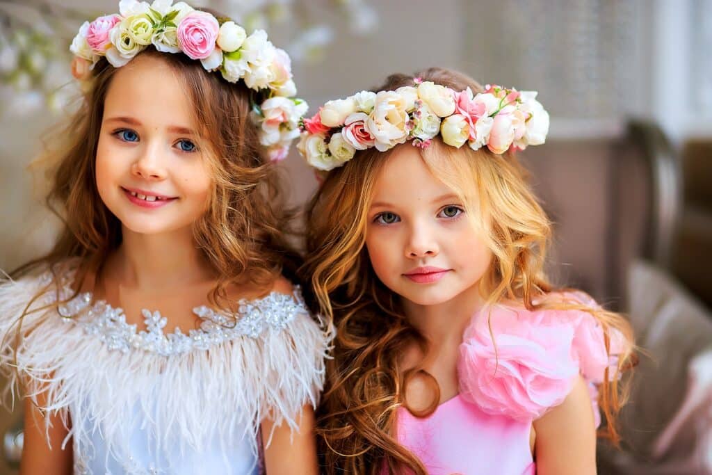 deux fillettes en robe avec des couronnes de fleur