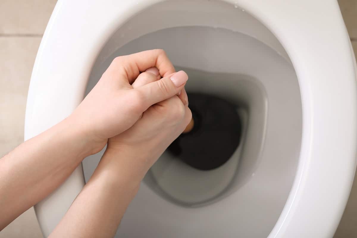 Comment déboucher un WC quand on est une fille