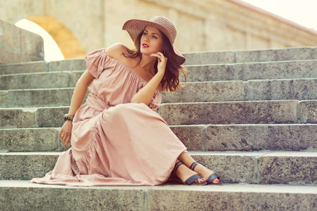 femme en robe longue et chapeau