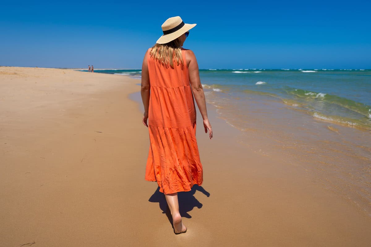 femme sur la plage en robe midi orange