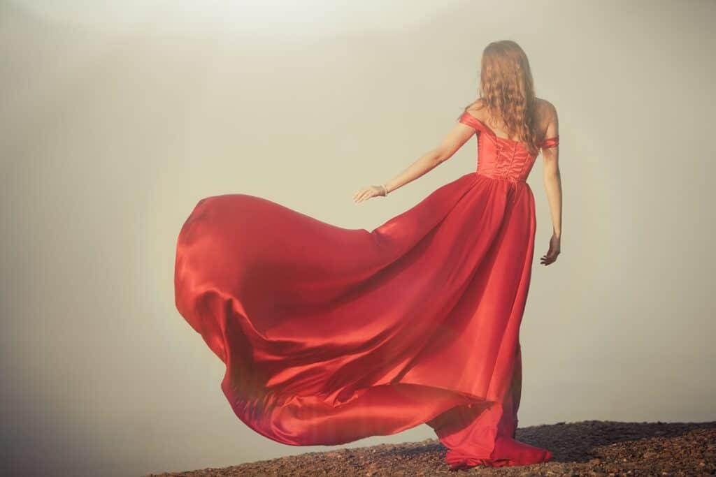 femme de dos dans une robe rouge a-line