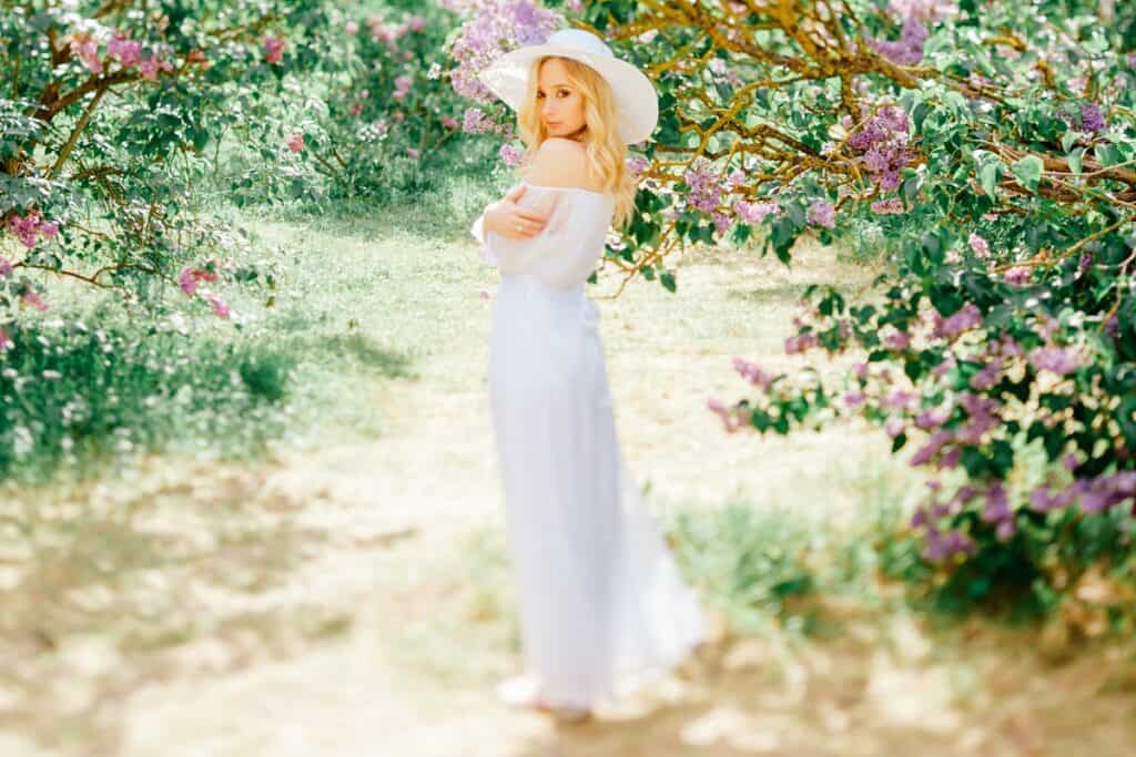 femme qui pose dans la nature en robe droite