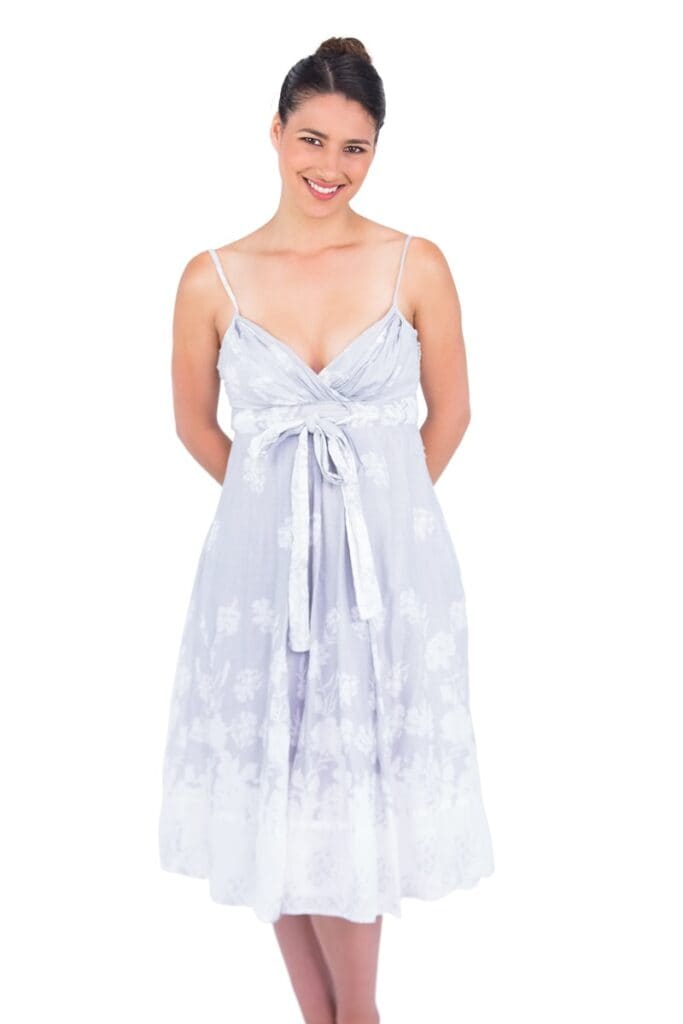 femme portant une robe empire blanche