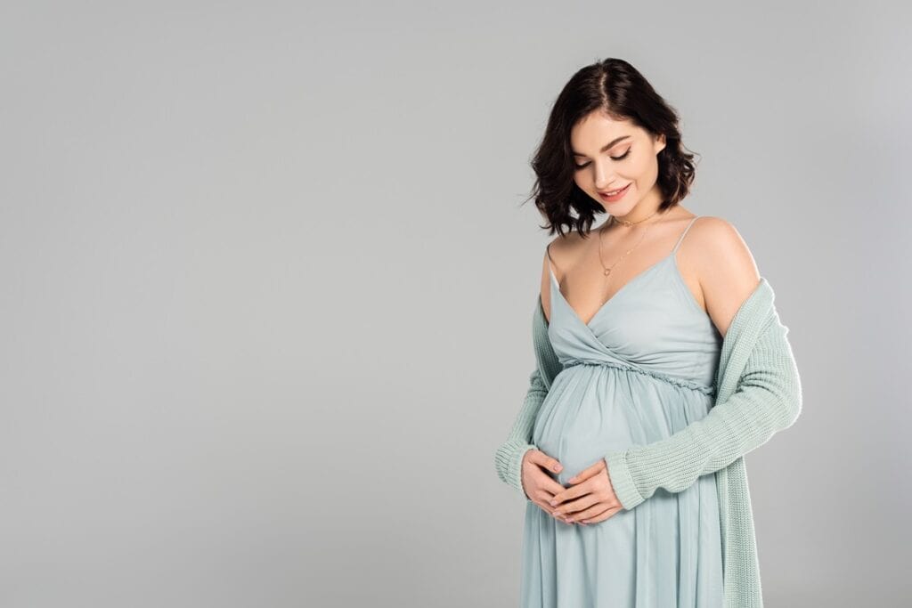 femme enceinte dans une robe empire