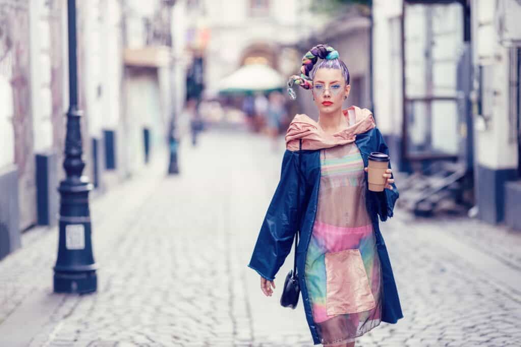 femme dans la rue look edgy