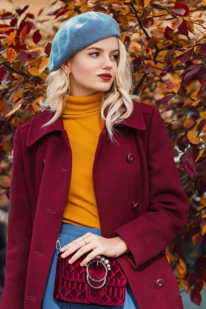 femme avec une veste rouge et un béret bleu