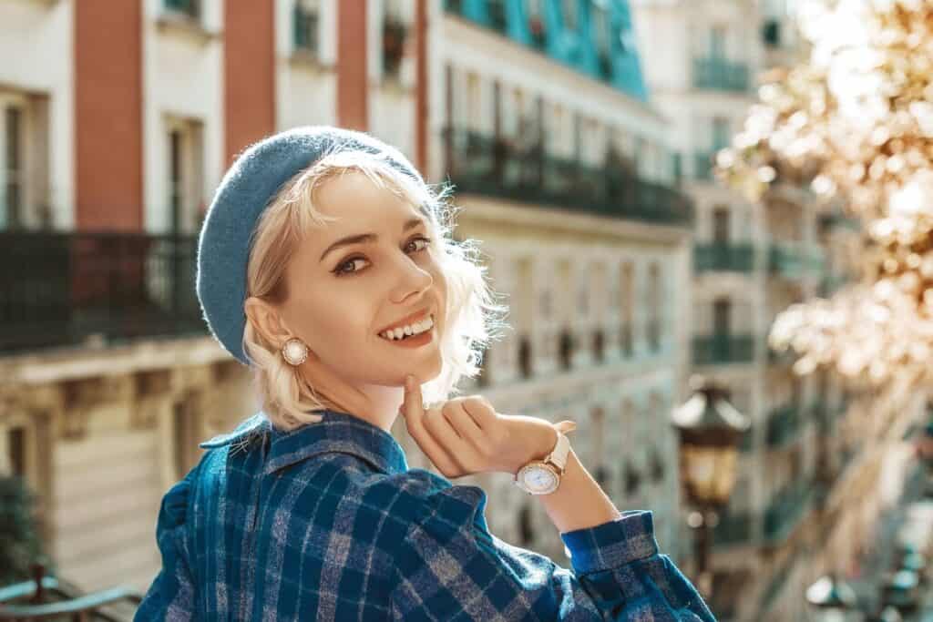 belle femme portant un béret bleu