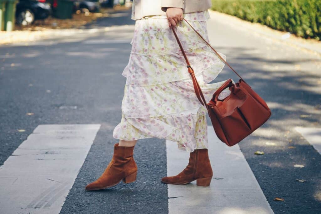 bottines avec jupe et sac à main assorti