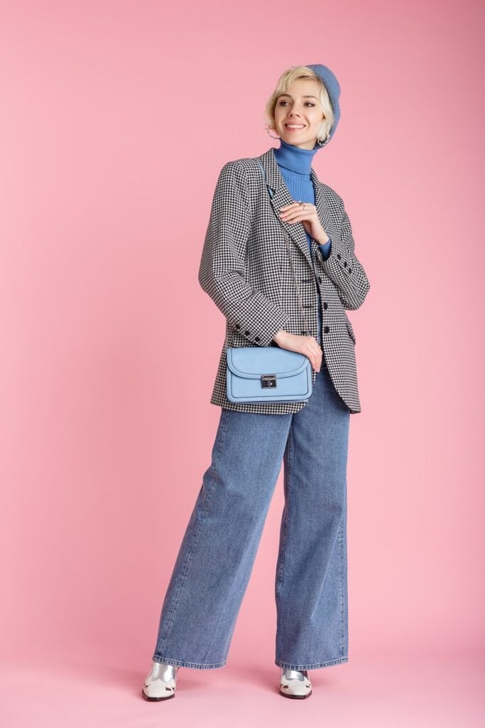 jean large avec sac à main bleu et veste