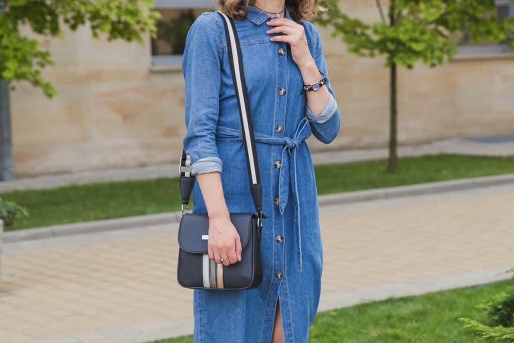 femme en robe chemise bleue longue