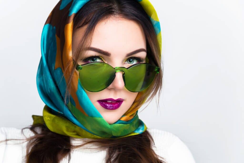 foulard en soie dans les cheveux