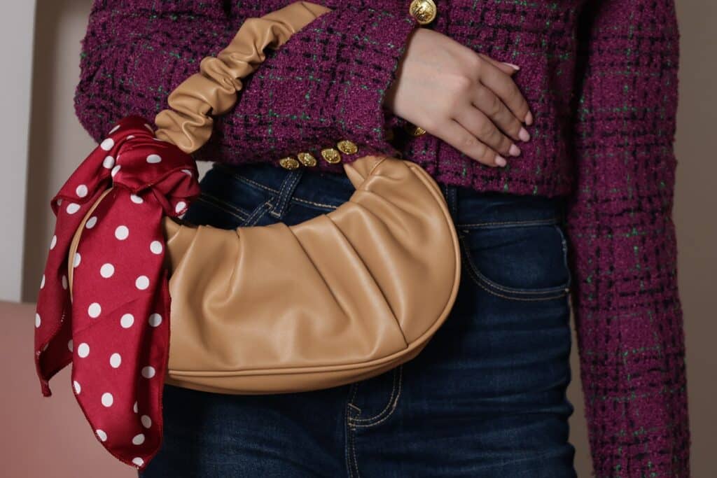 foulard en soie accroché à un sac à main