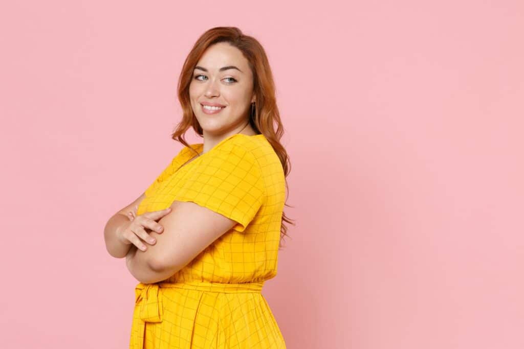 femme ronde portant une robe jaune