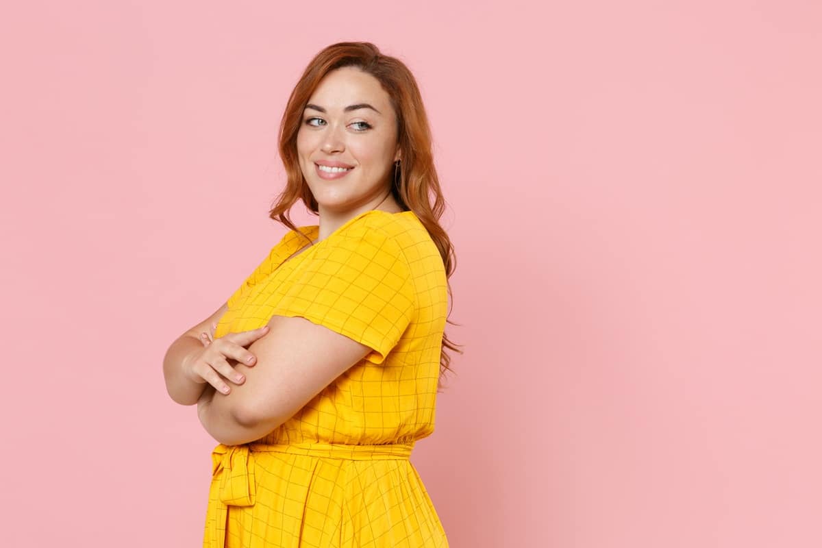femme ronde portant une robe jaune