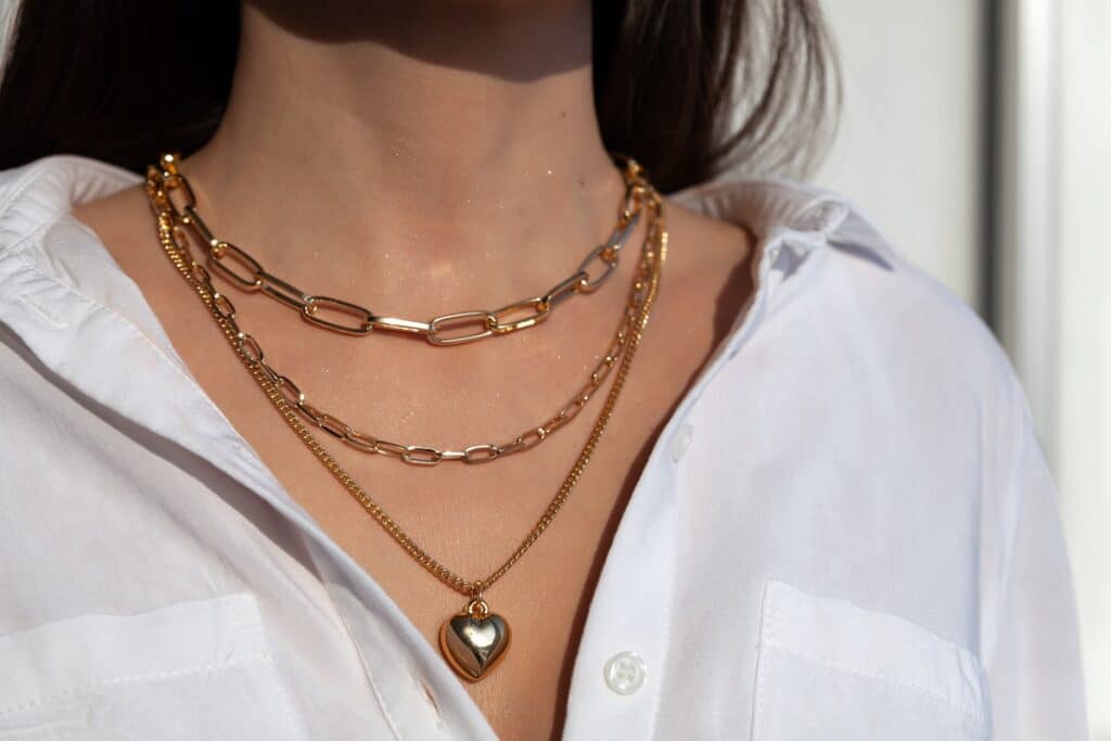 cou de femme avec plusieurs colliers