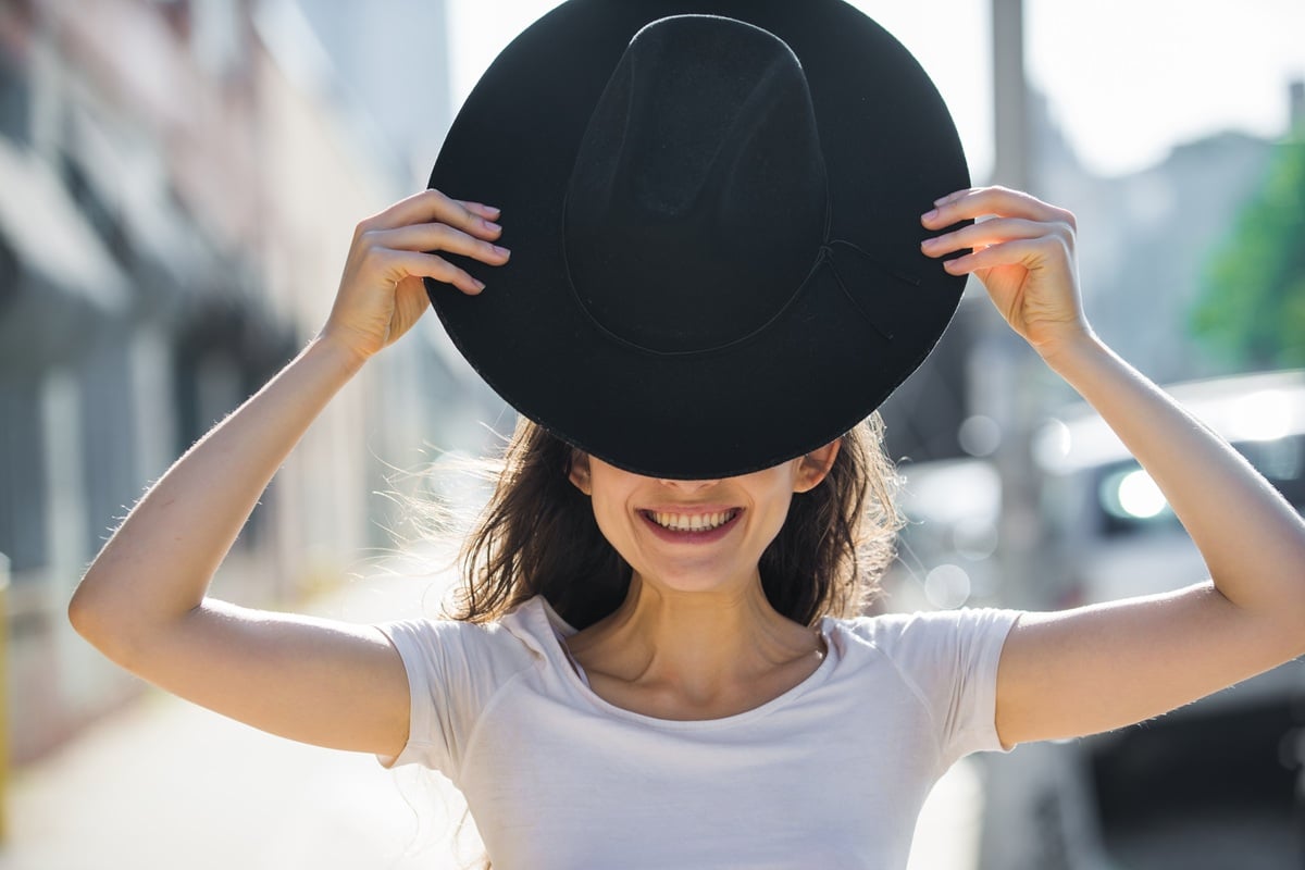 femme portant un chapeau noir