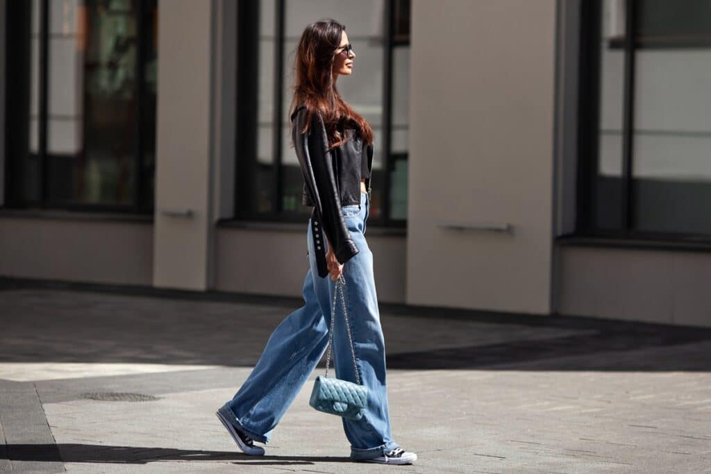 femme portant un perfecto avec un pantalon en denim large