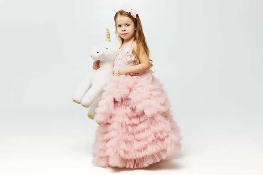 fillette dans une belle robe licorne