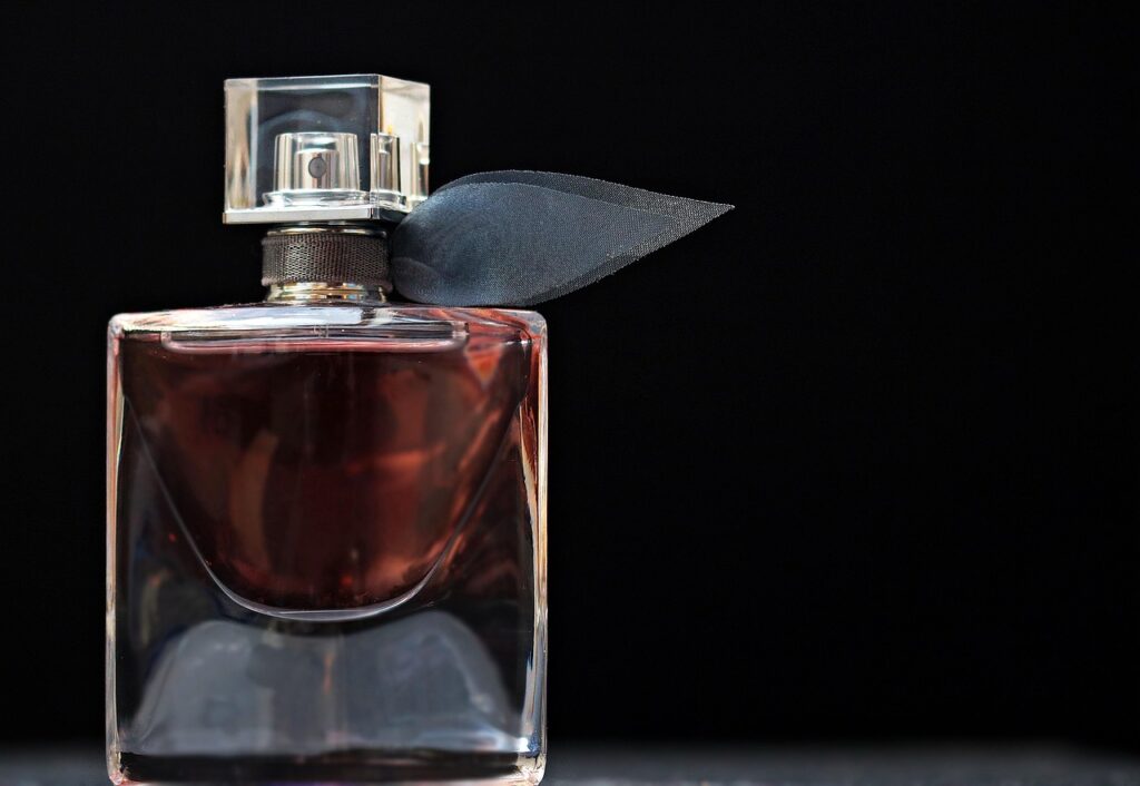 bouteille de parfum sur fond noir