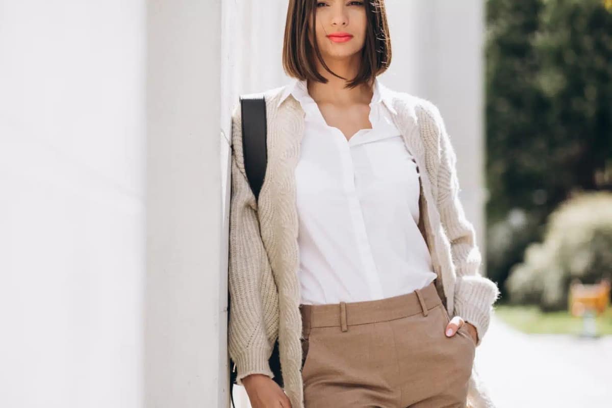 femme chemise blanche et pantalon marron clair