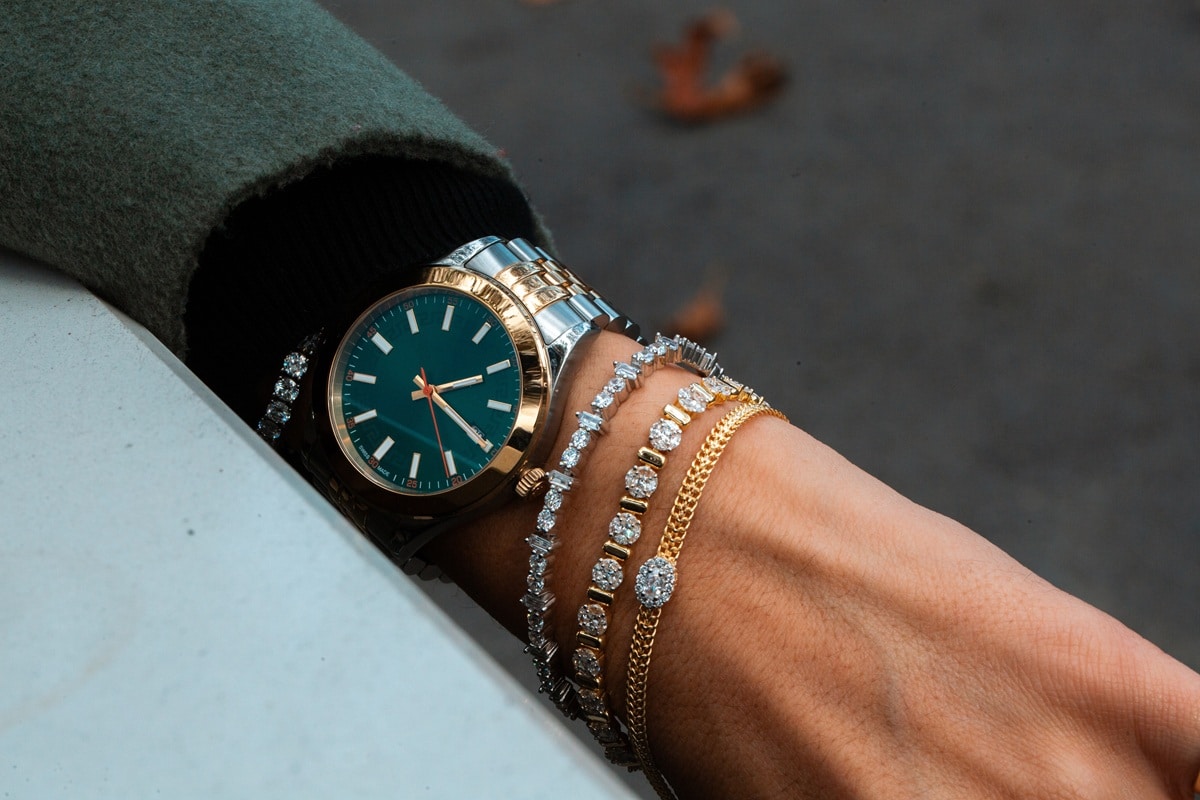 montre Panerai au poignet d'une femme