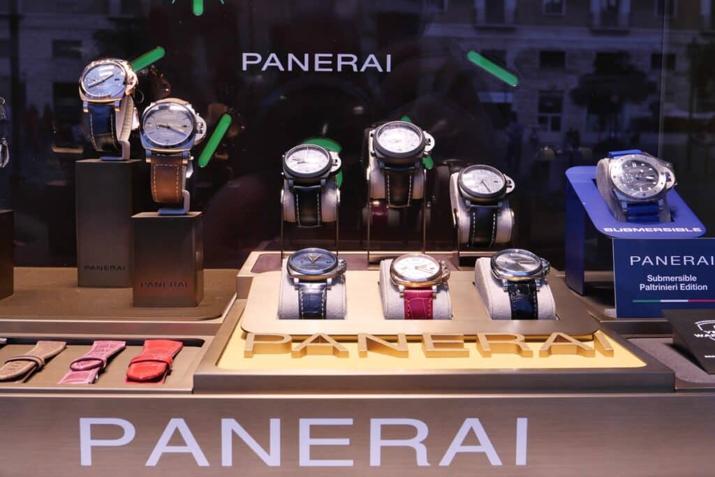 vitrine montres de luxe Panerai