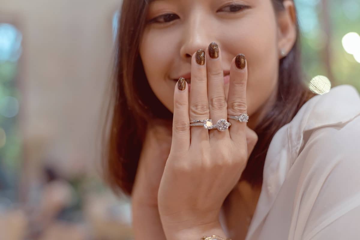 femme portant des bagues élégantes