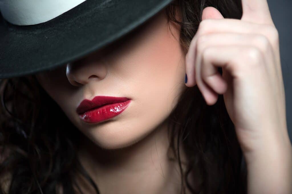 femme portant un chapeau