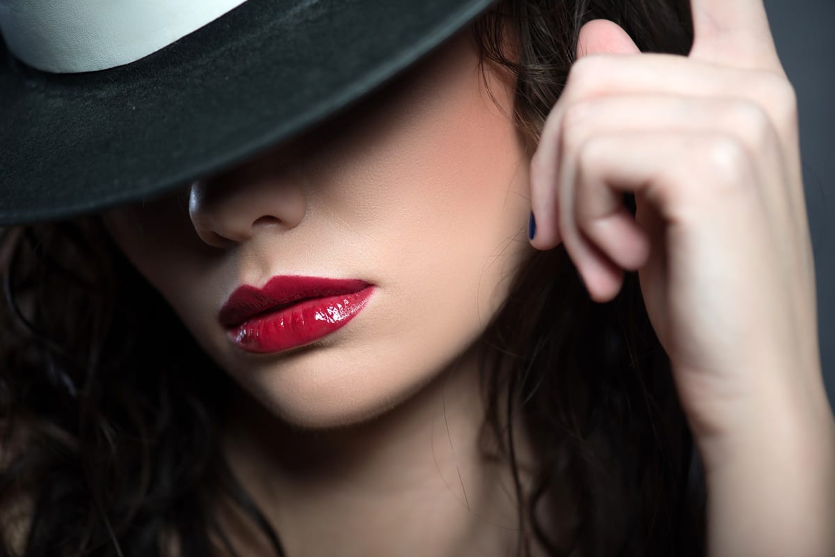 femme portant un chapeau