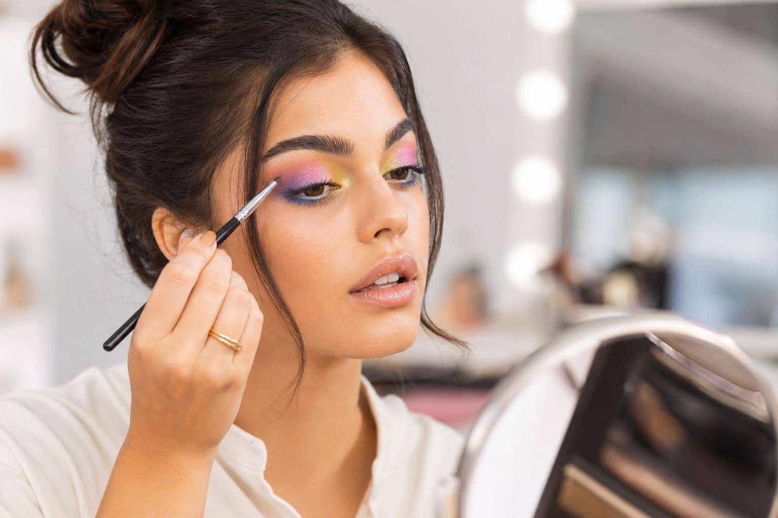 Maquillage coloré : la nouvelle vague qui séduit les beauty addicts
