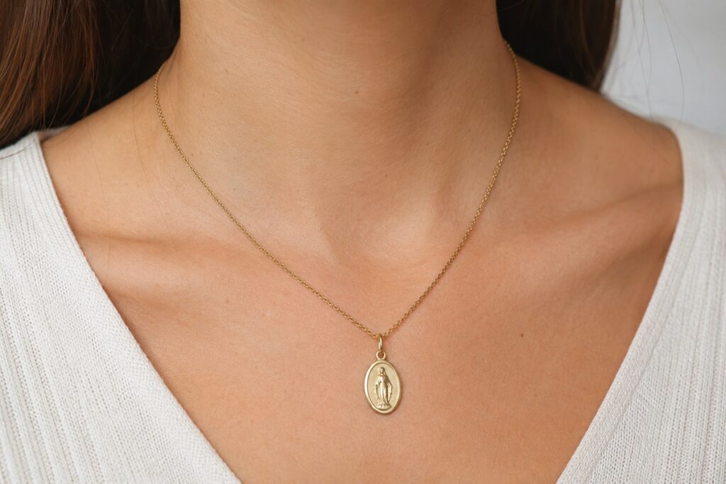 pendentif de la vierge Marie outour du cou