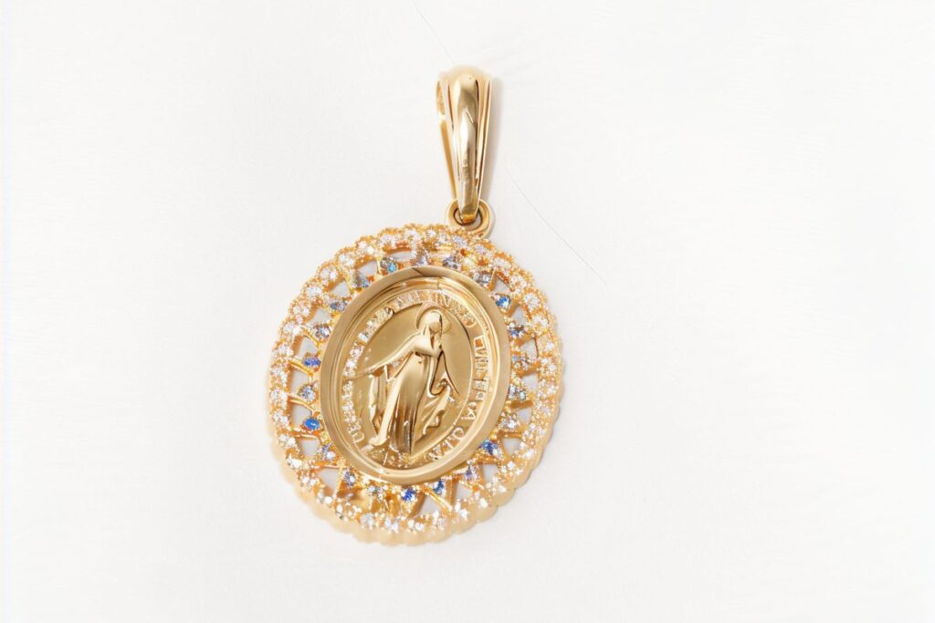 gros plan sur une médaille miraculeuse