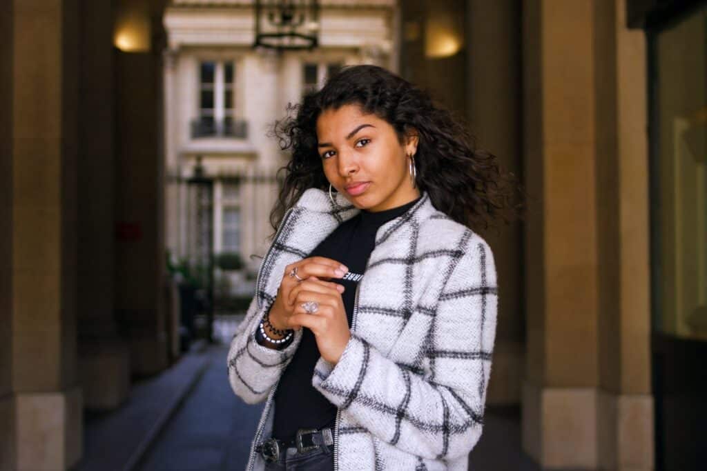 femme mannequin qui pose sous des arcades