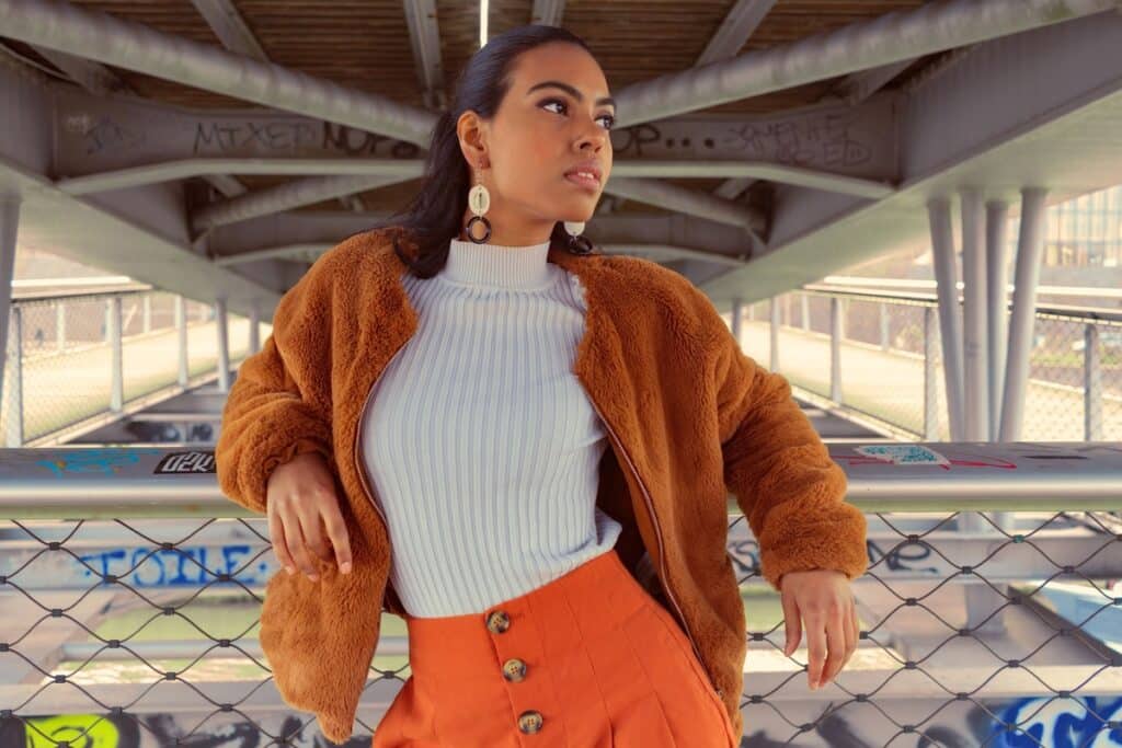 femme mannequin qui pose sous un pont
