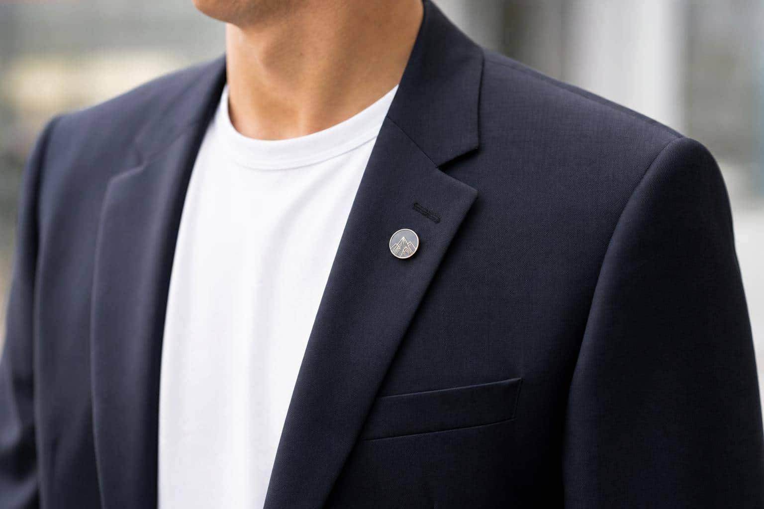 Où mettre un pin's sur une veste ?